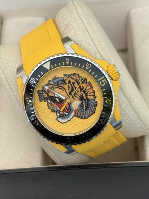 Reloj Gucci Dive Tiger 136.3 para caballero