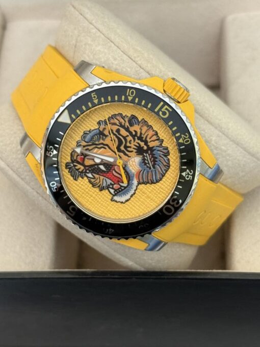 Reloj Gucci Dive Tiger 136.3 para caballero